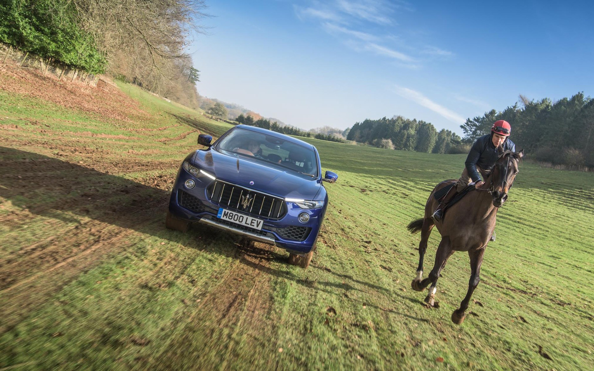 Το SUV της Maserati σε κόντρα με άλογο (vid)