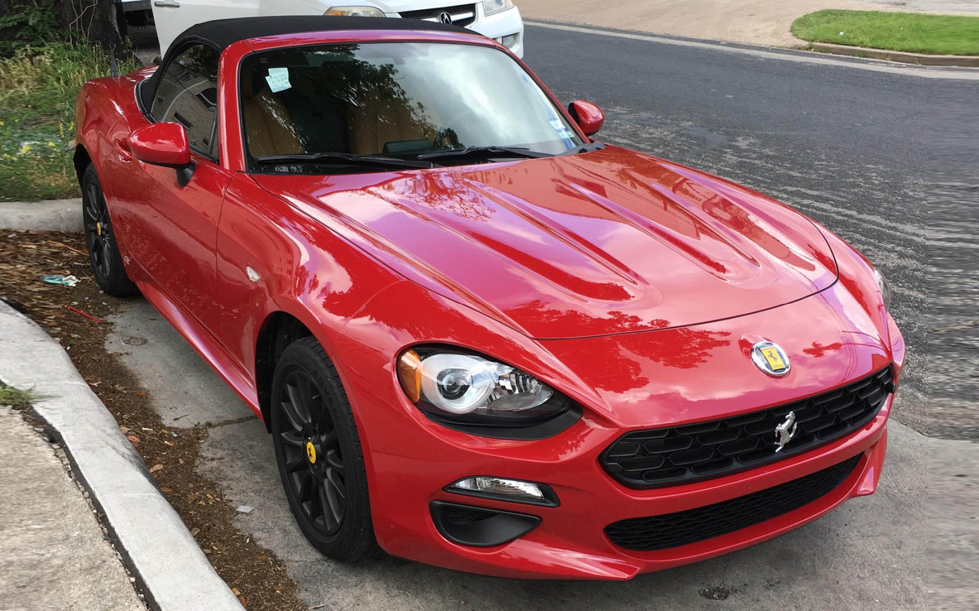 Όλο και κάποιος θα το μπερδέψει με Ferrari