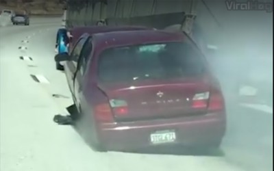 Τον σέρνει έτσι για 6 χιλιόμετρα (video)