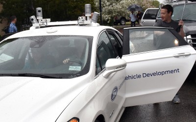 O Mr. Facebook δοκιμάζει το αυτόνομο Ford