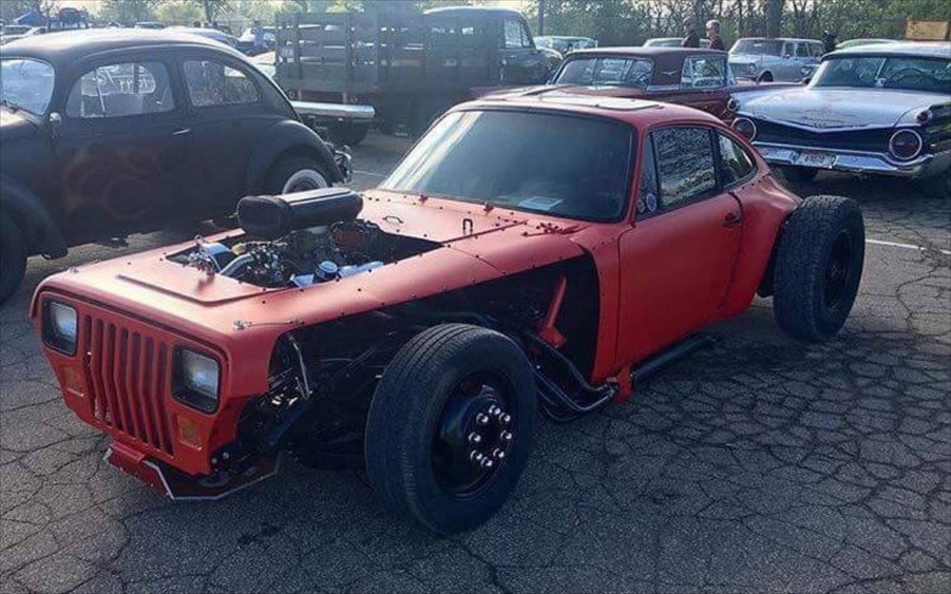 Ενώνοντας μια Porsche 911 με ένα Jeep Wrangler