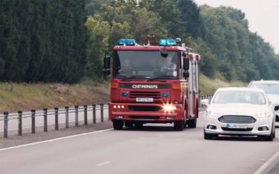 Στην άκρη: Πλησιάζει όχημα έκτακτης ανάγκης (vid)