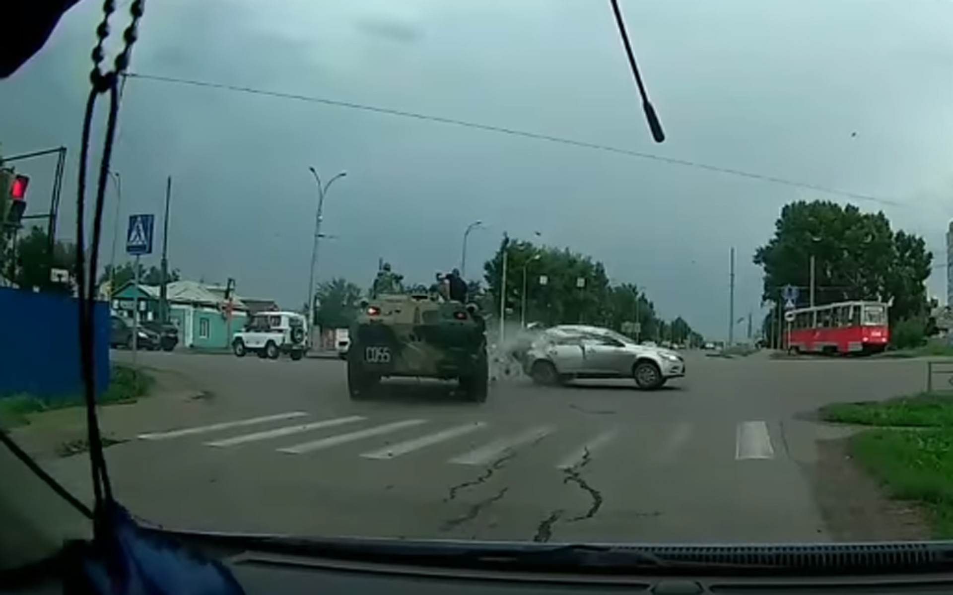 Μόνο στη Ρωσία ένα… τανκ πατάει ΚIA Cee’d (video)