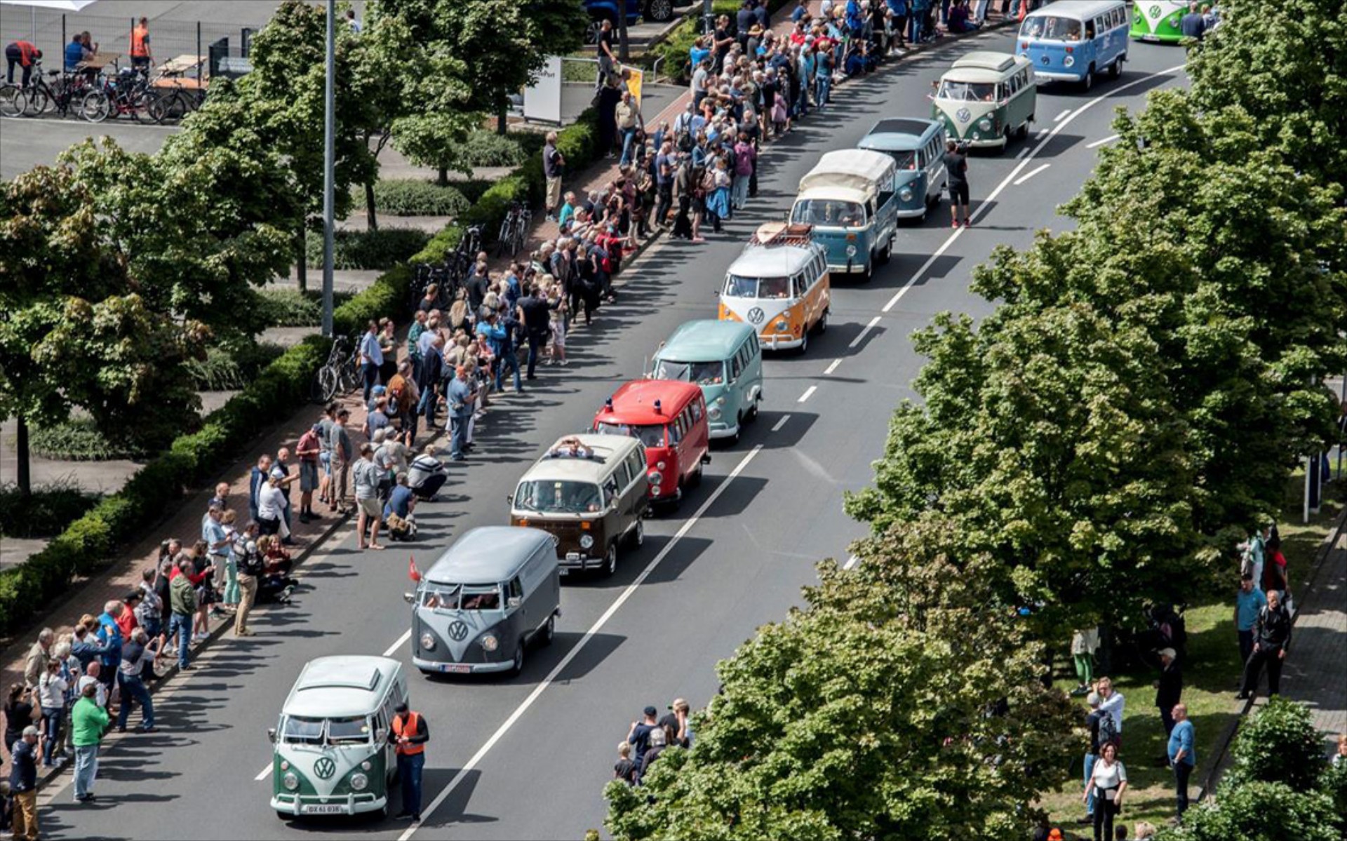 Ένα μεγάλο πάρτι για το χίπικο βανάκι της Volkswagen