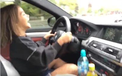 Κοριτσάκι εντυπωσιάζεται από την Μ5 του μπαμπά (vid)