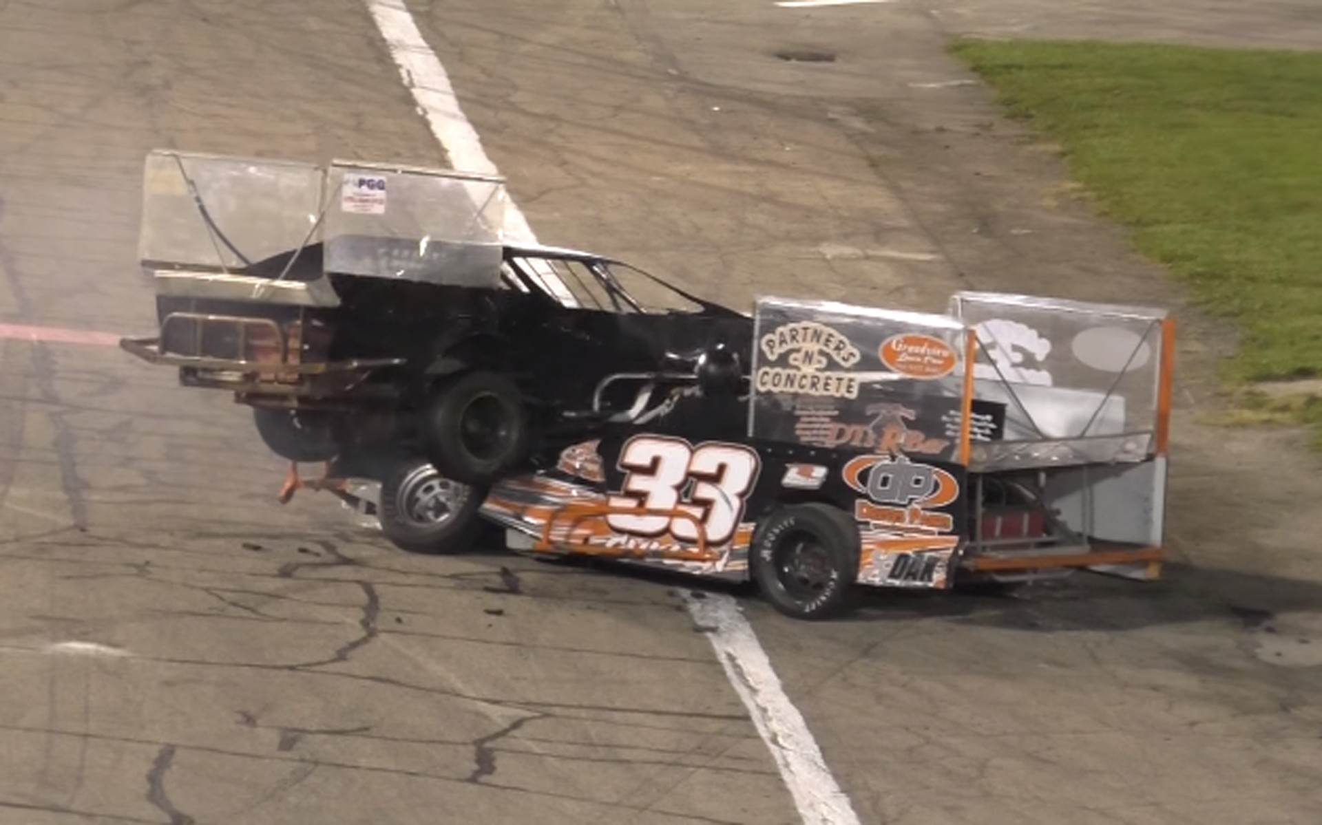 Τρακάρισμα που κατέληξε σε… ξύλο! (video)