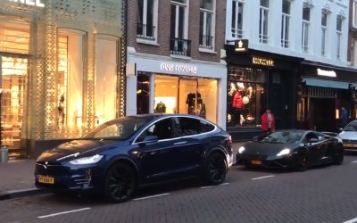 Tesla κλέβει την παράσταση από Lamborghini (video)