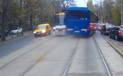 Λεωφορείο αποφεύγει μετωπική με τραμ (video)