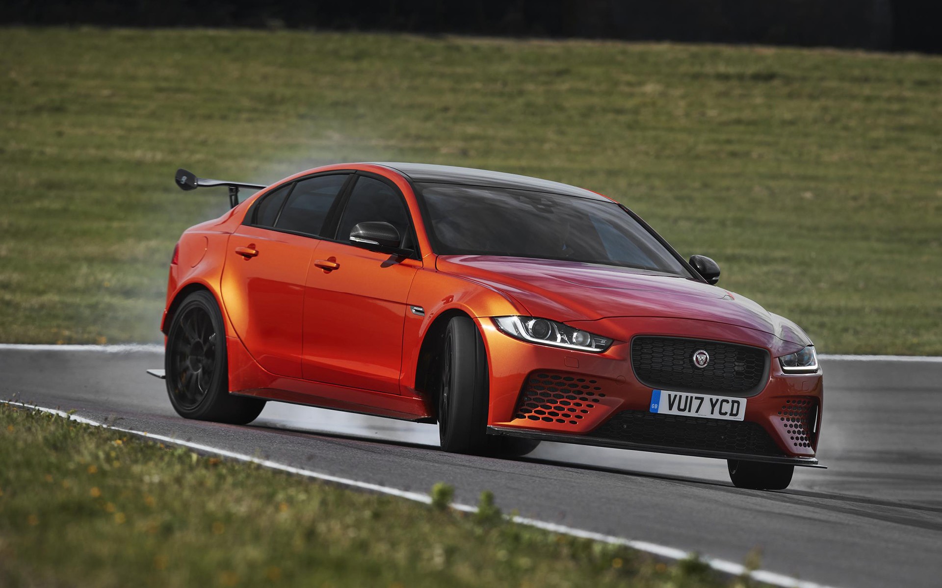 Jaguar έριξε την Alfa Romeo από το θρόνο της (video)