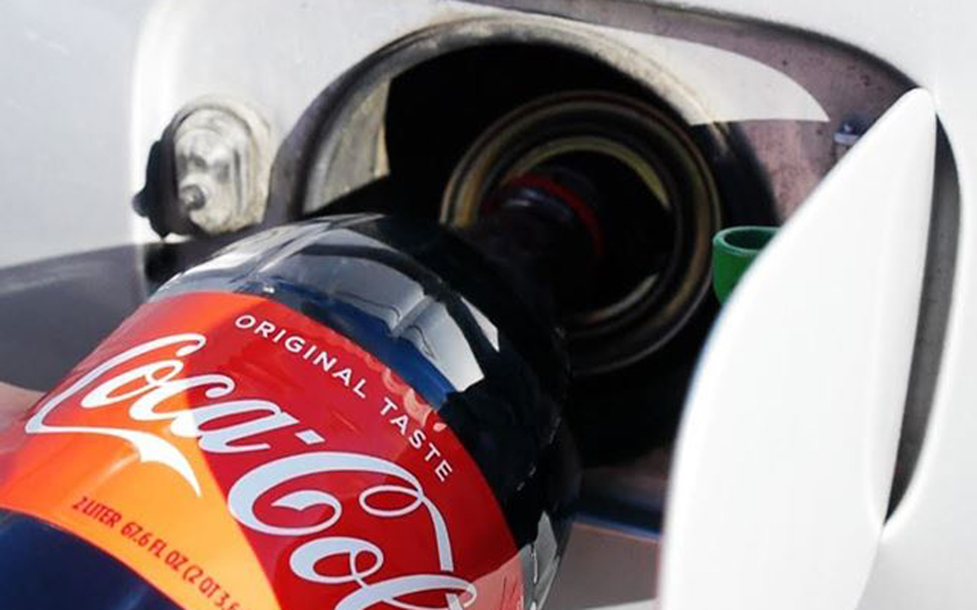 Τι συμβαίνει όταν βάζεις Coca-Cola στο ντεπόζιτο του αυτοκινήτου; (video)