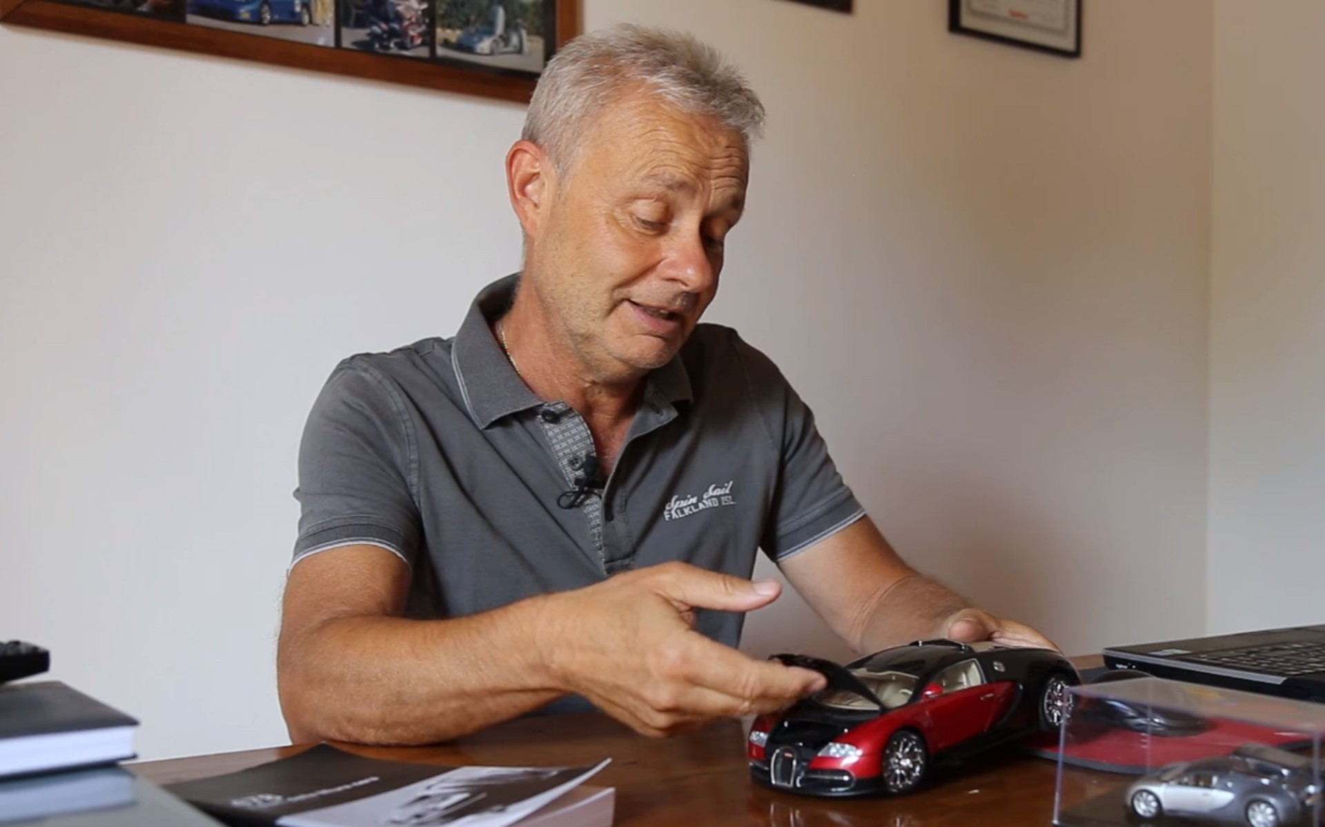 Εξηγεί πώς είναι να τρακάρεις με Bugatti Veyron στα 398 km/h (video)