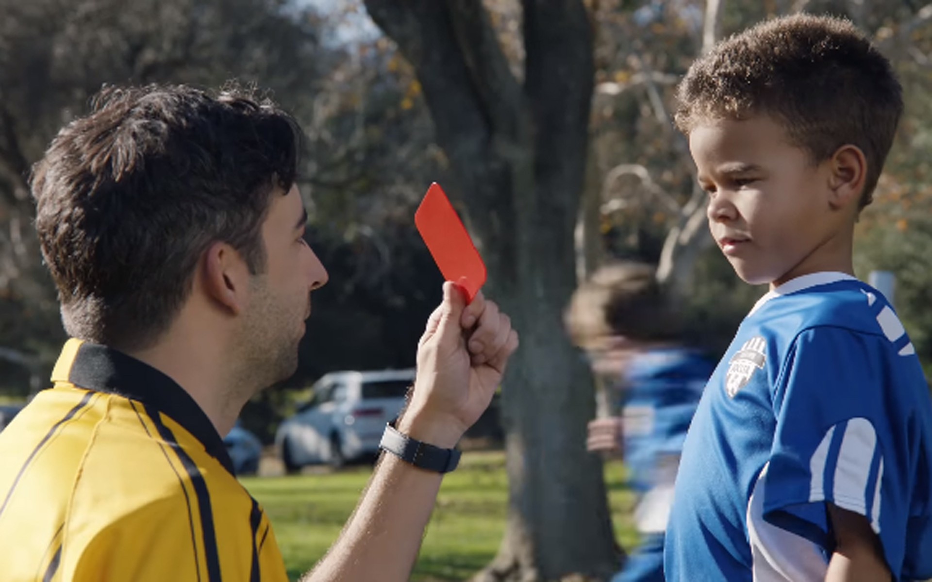 Διαιτητής «αποβάλλει» όλα τα παιδιά από το γήπεδο! (video)