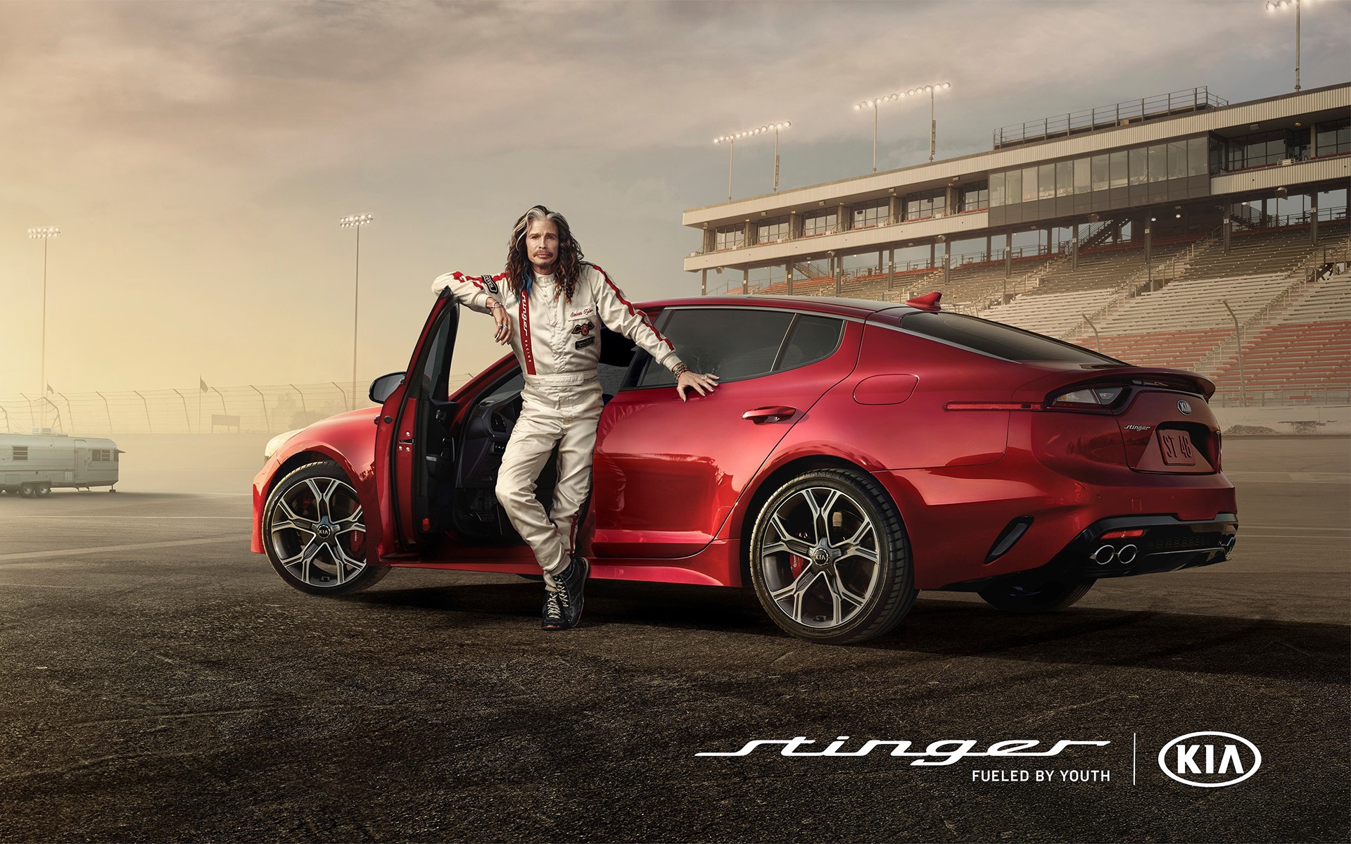 O Steven Tyler ξανανιώνει με το Kia Stinger! (vid)