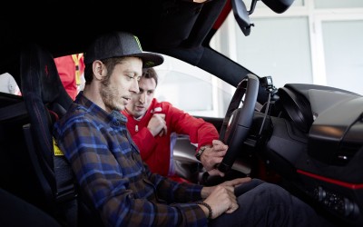 O Valentino Rossi στο τιμόνι της νέας Ferrari (vid)