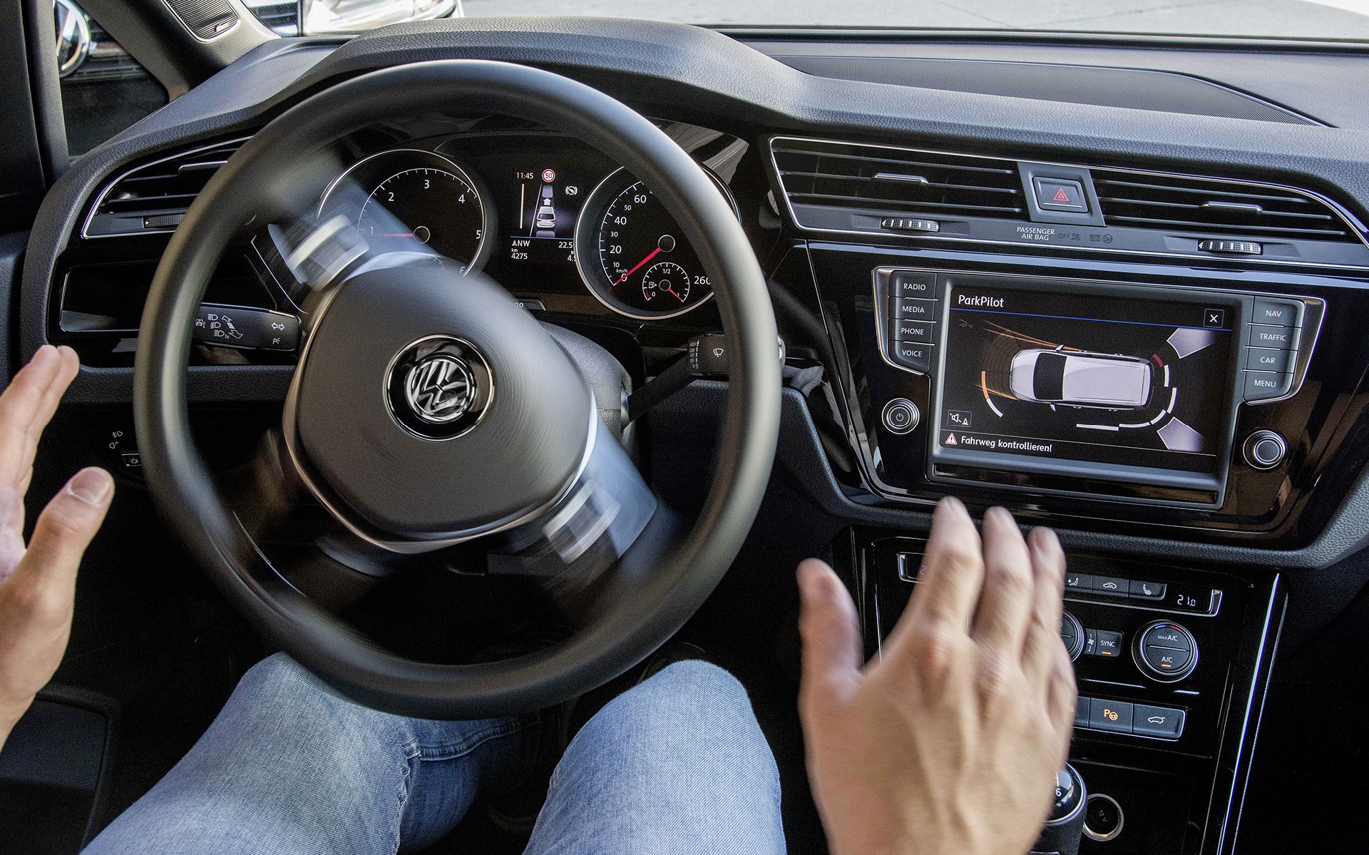 Με το park assist της Volkswagen χωράς παντού (vid)