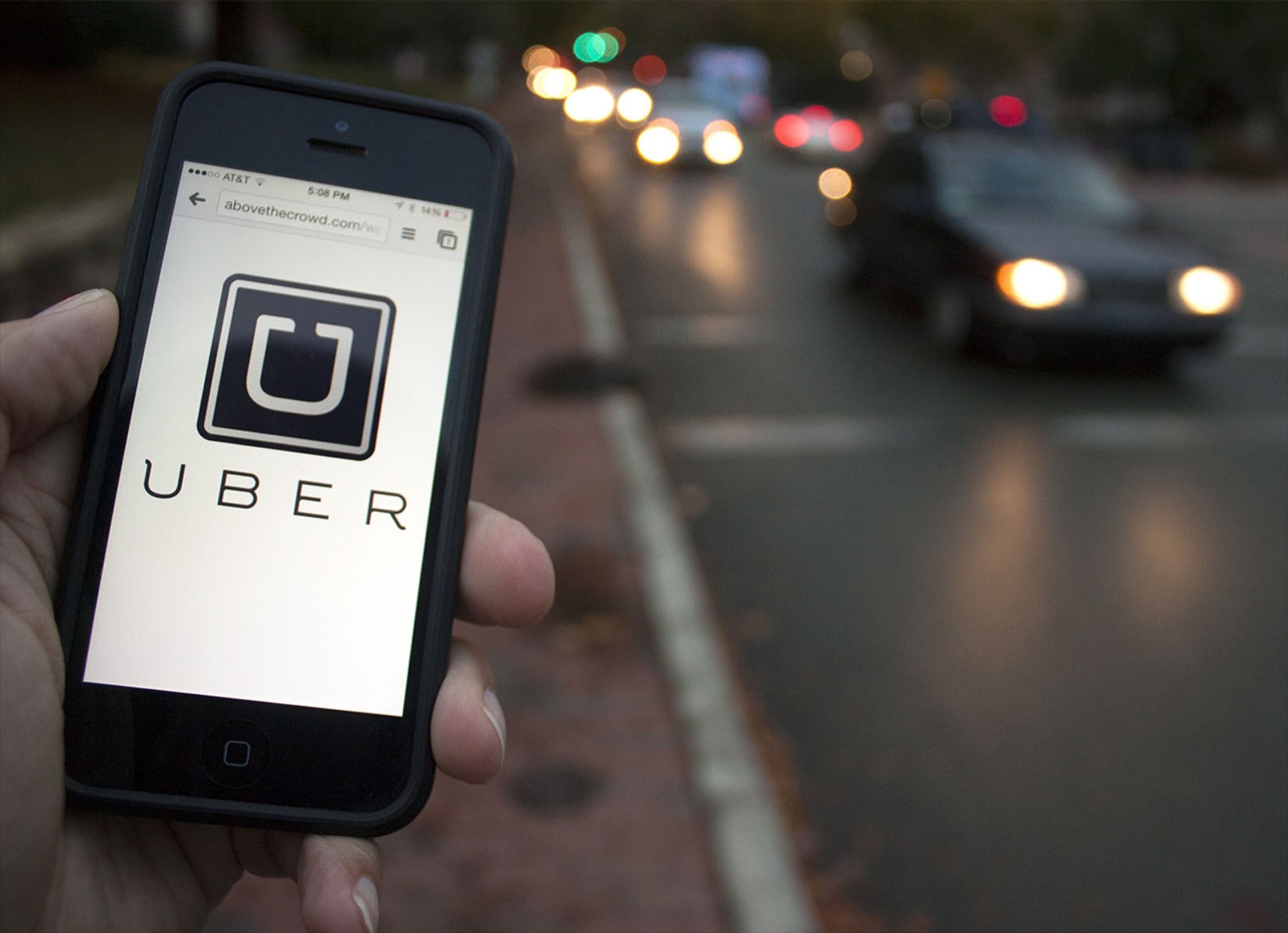 H UberX αναστέλλει τη λειτουργία της στην Αθήνα