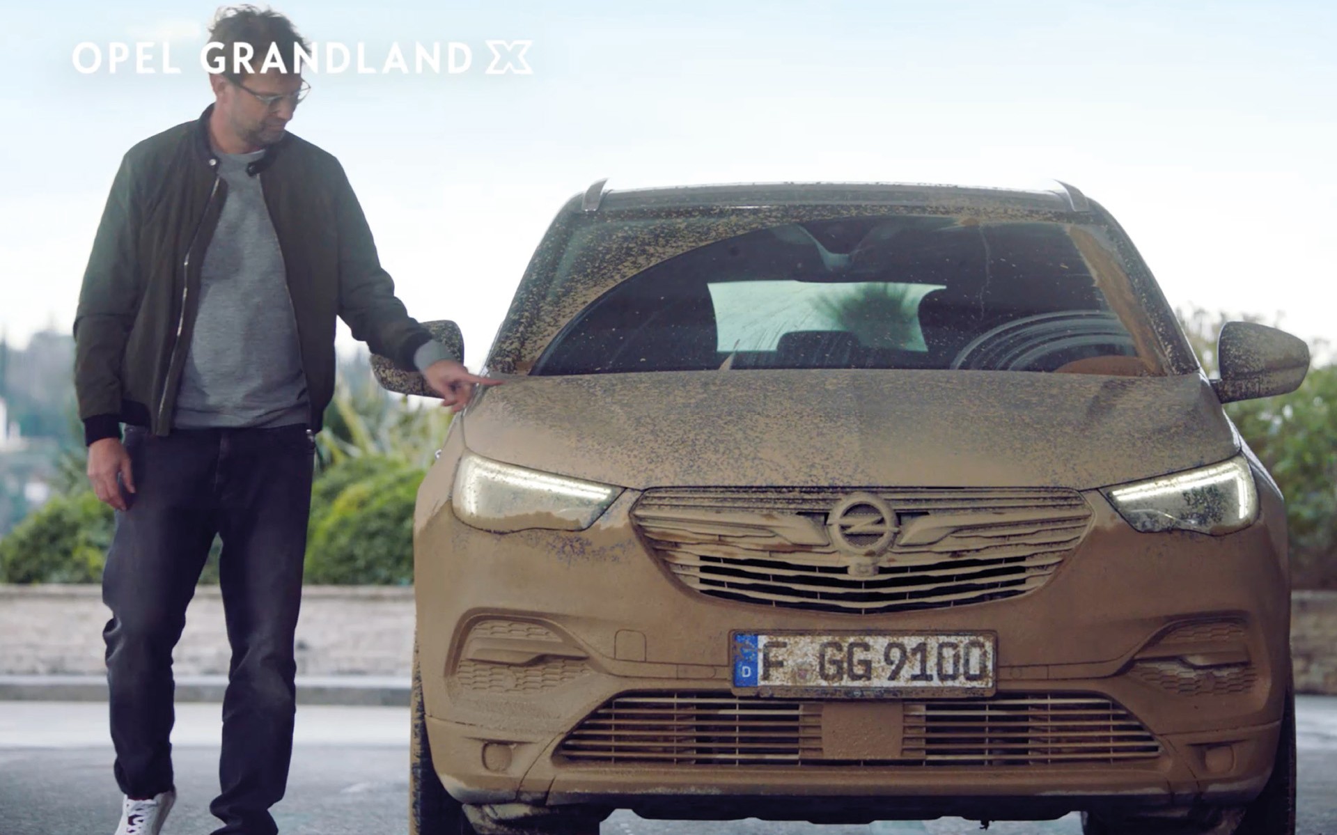 Ο προπονητής της Λίβερπουλ σε νέες περιπέτειες με τα Opel SUV (vid)