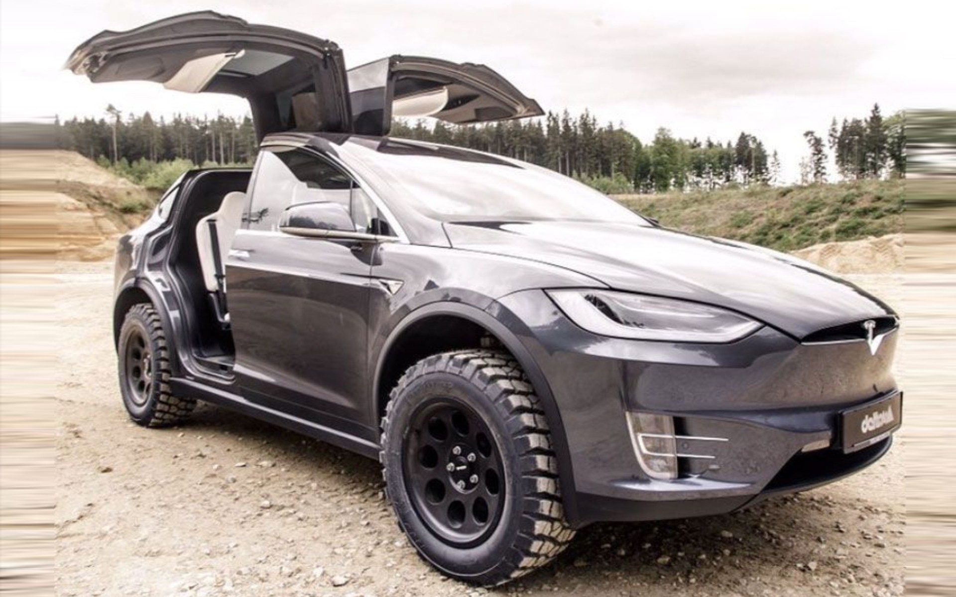 Ένα Tesla Model X σε off-road