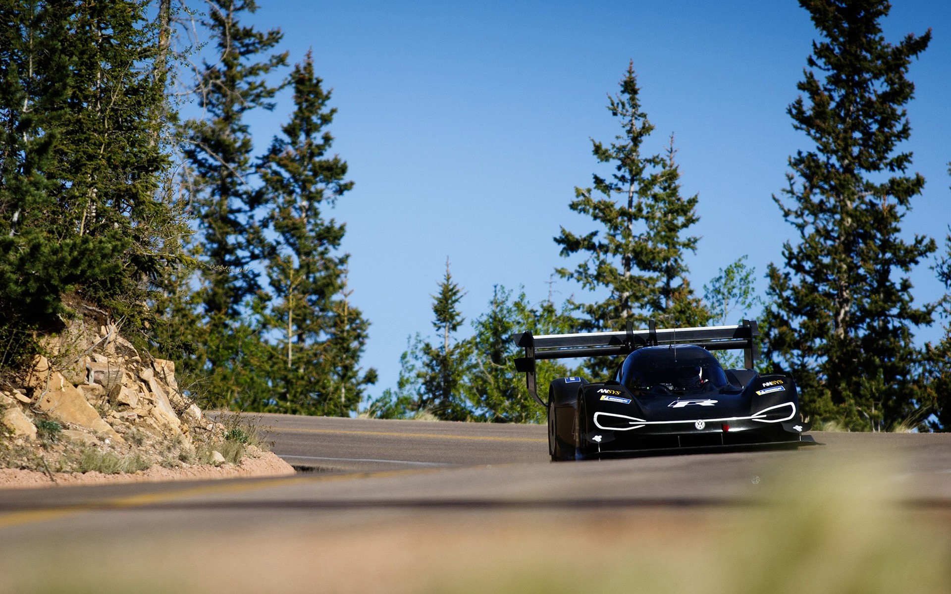 Το ηλεκτρικό της Volkswagen κάνει δοκιμές για το Pikes Peak (vid)