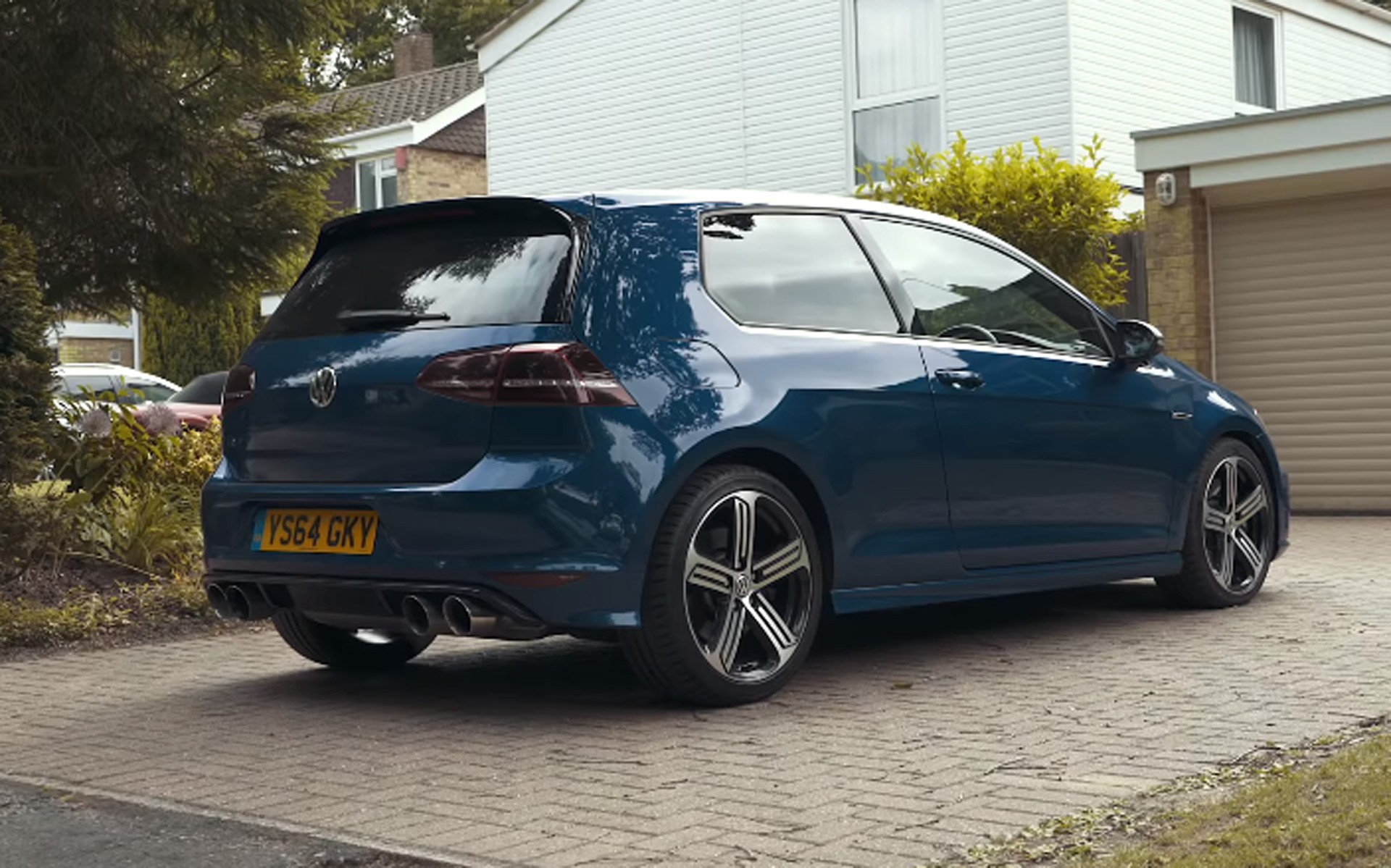 75χρονος διπλασίασε τους ίππους στο Golf R του (video)