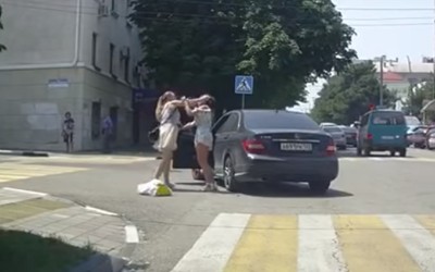 Γυναικεία υπόθεση με… μαλλιοτραβήγματα (video)