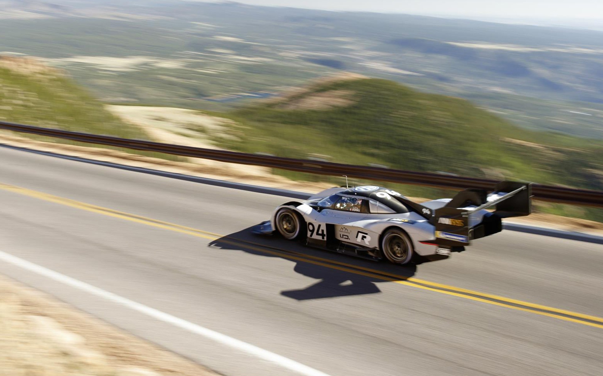 Όλη η ανάβαση-ρεκόρ στο Pikes Peak από αέρος! (vid)