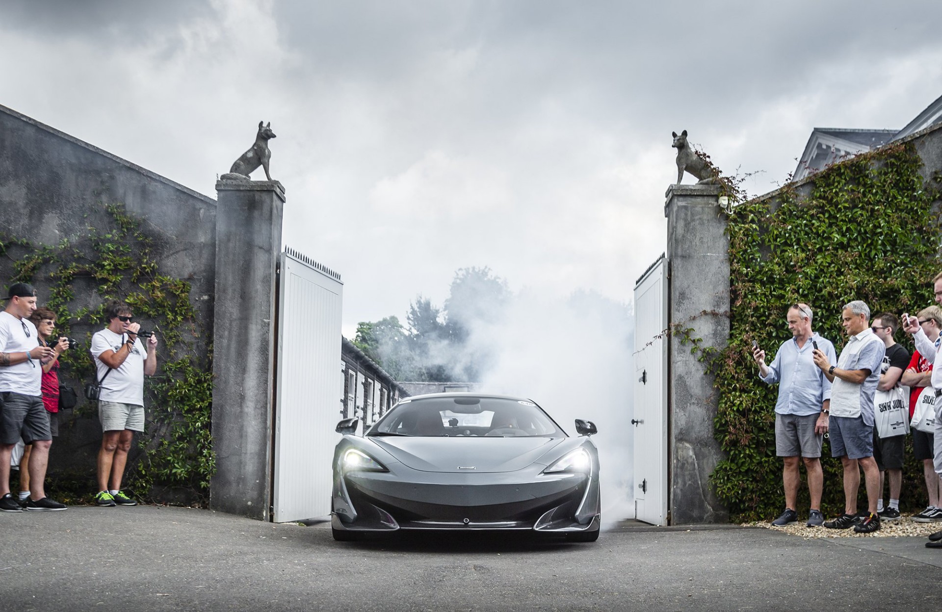 «Κάπνισε» η McLaren 600LT στο Goodwood (video)
