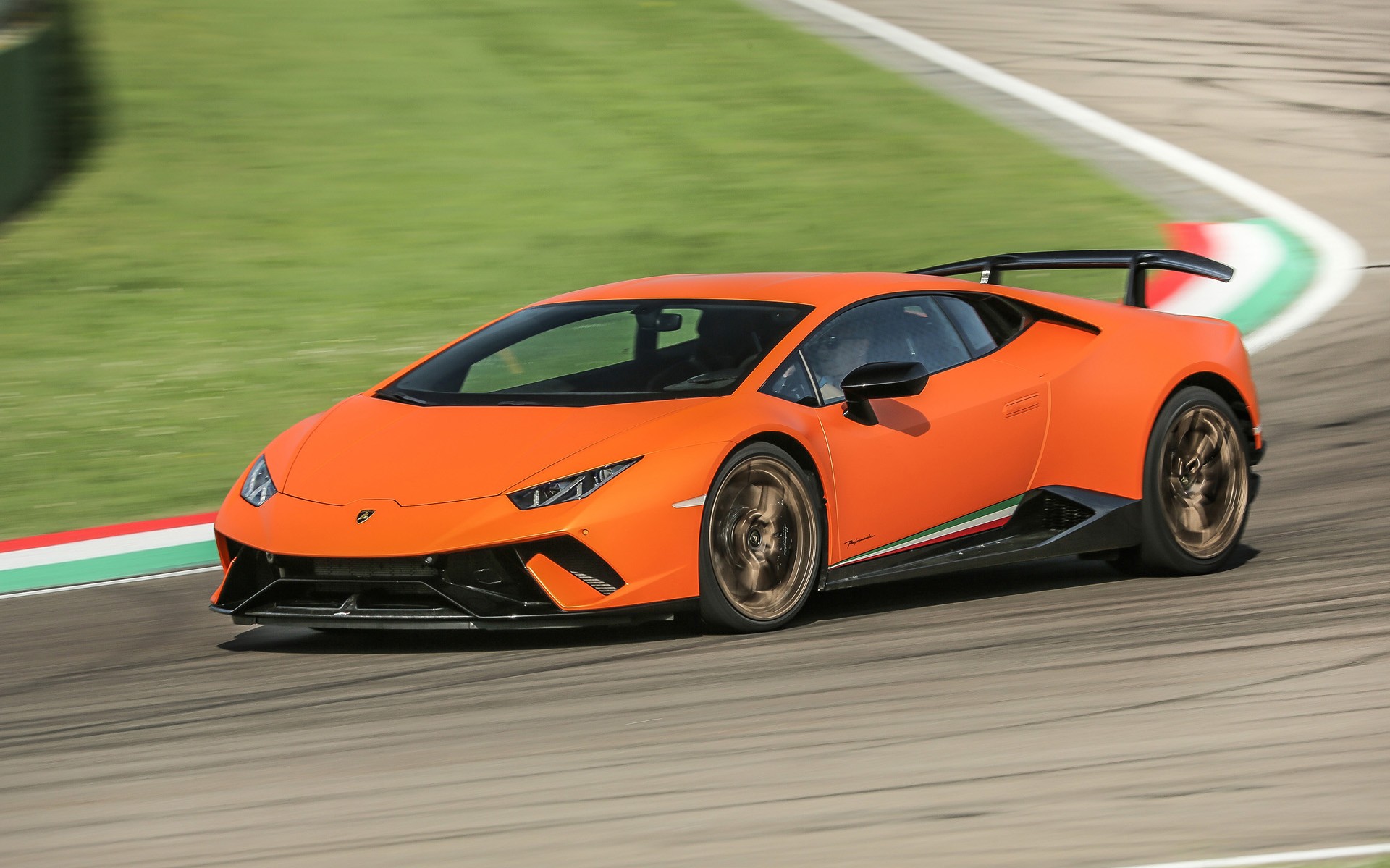 Πόσες Lamborghini πωλήθηκαν το πρώτο εξάμηνο του 2018;