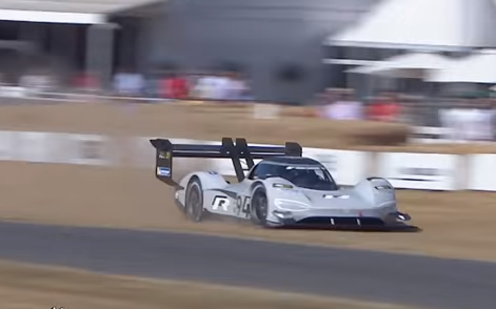 Όργωσε το χώμα το ηλεκτρικό της VW στο Goodwood (vid)