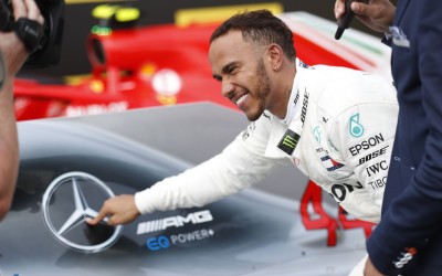 F1: Για 2 χρόνια ακόμα στην Mercedes ο Hamilton