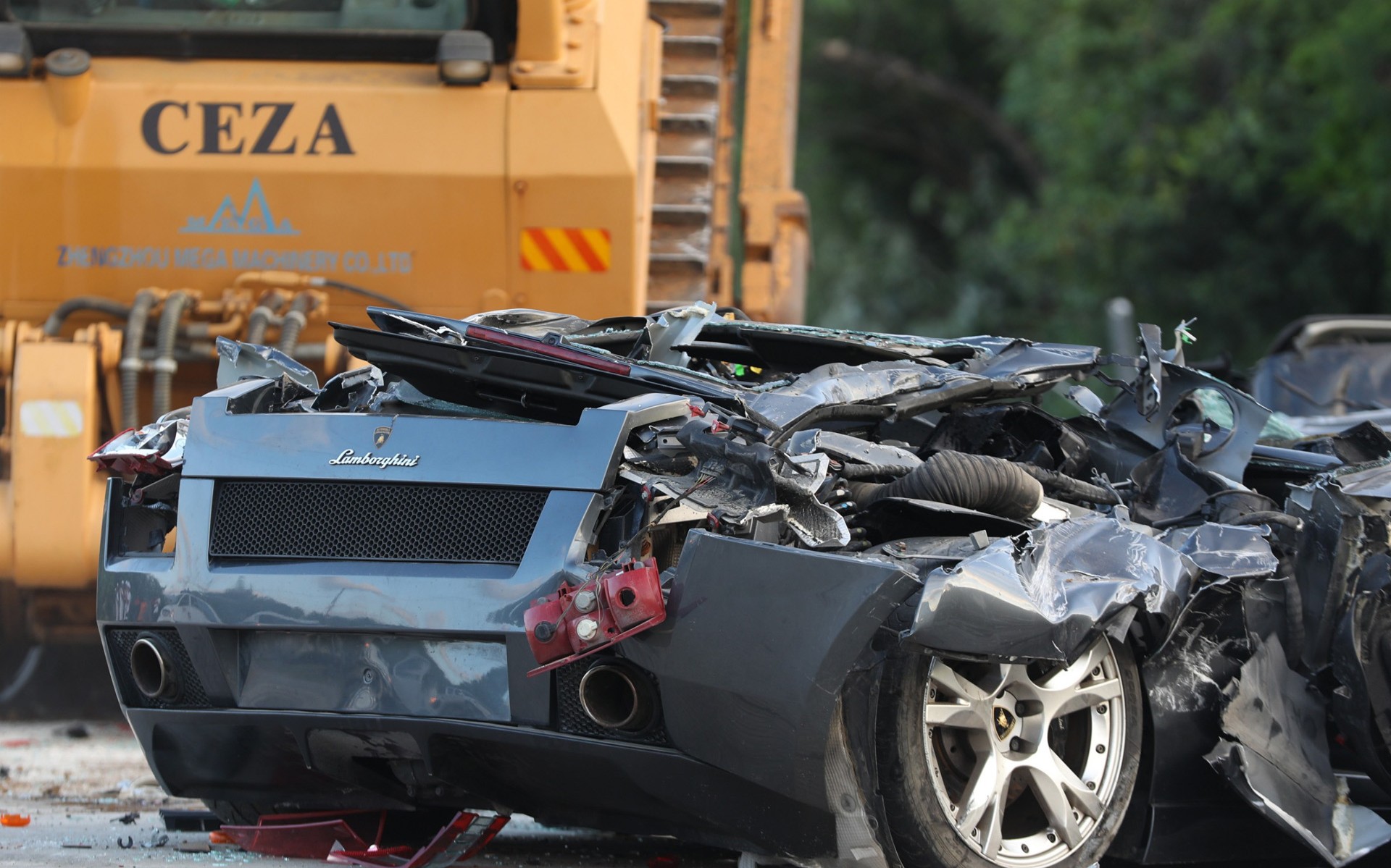 Μπουλντόζες διέλυσαν 68 πολυτελή αυτοκίνητα στις Φιλιππίνες! (vid)