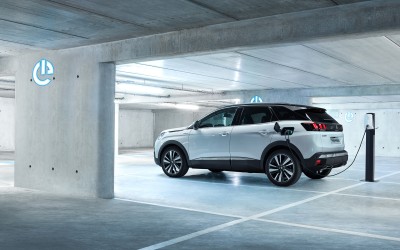 Υβριδικά τα Peugeot 3008 και 508