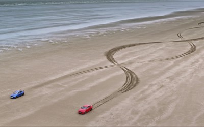 Δύο Jaguar ζωγραφίζουν στην άμμο (vid)