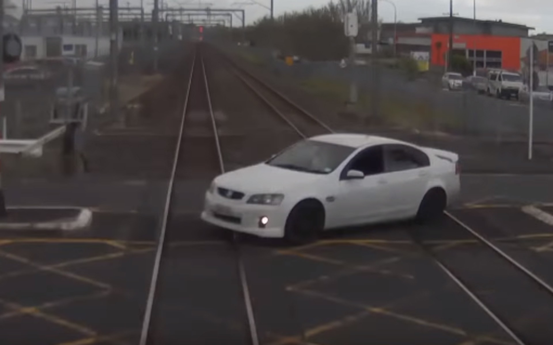 Ασυνείδητος περνάει μπροστά από κινούμενο τρένο (video)