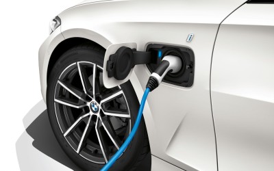 Η νέα BMW 330e iPerformance με περισσότερη ηλεκτρική αυτονομία