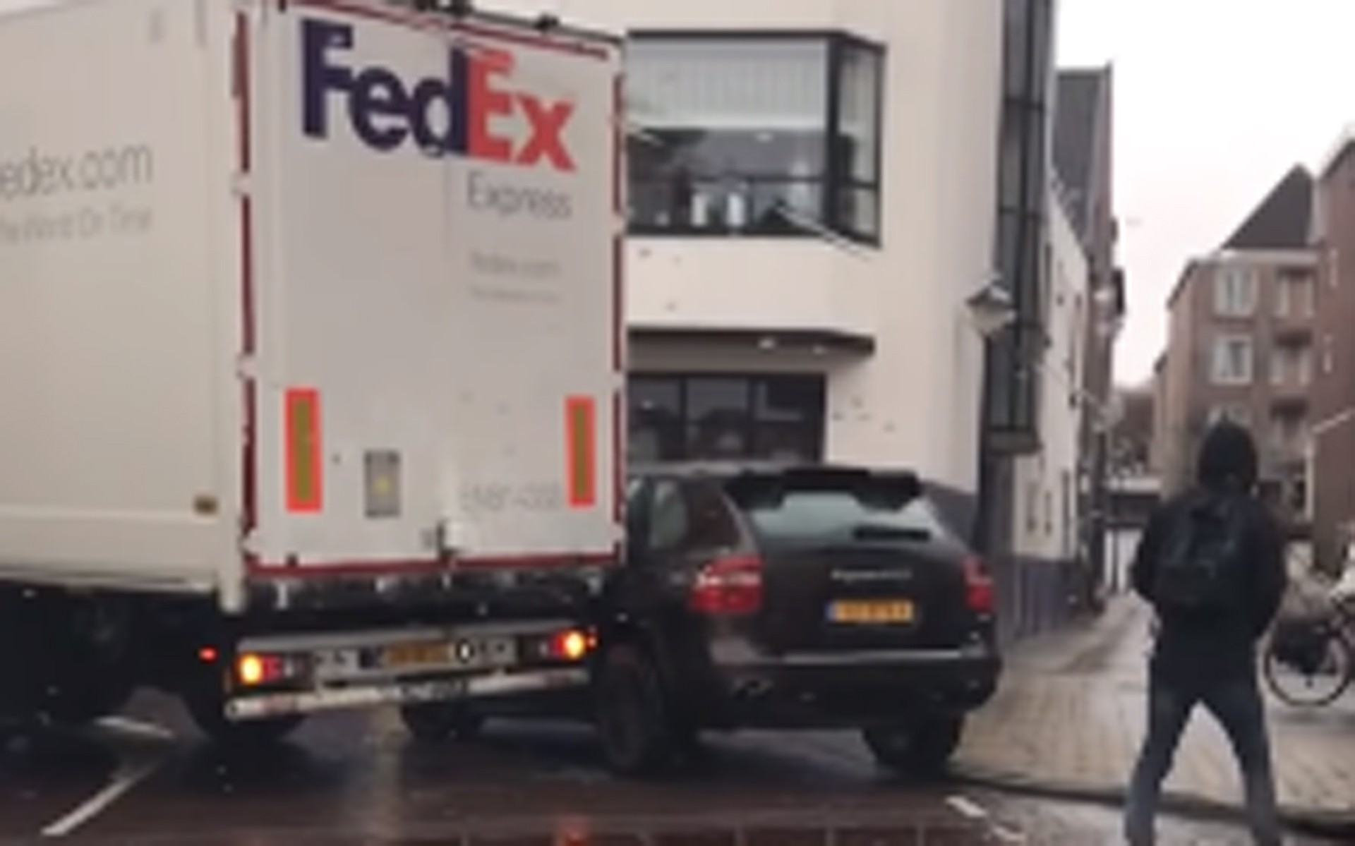 Μια Porsche έφαγε… «πακέτο» (video)