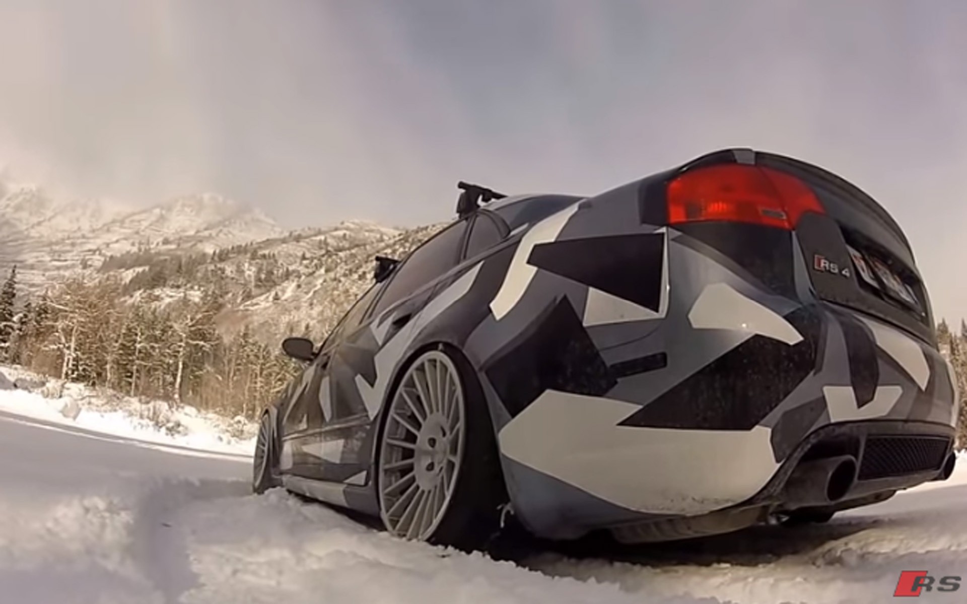 «Παιχνίδια» στο χιόνι με Audi RS4 420 ίππων (video)
