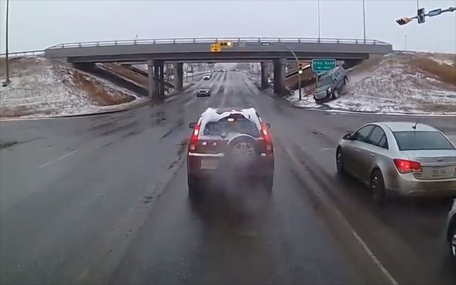 Μία Cadillac Escalade μετατρέπει αυτοκινητόδρομο σε πίστα σκι (vid)