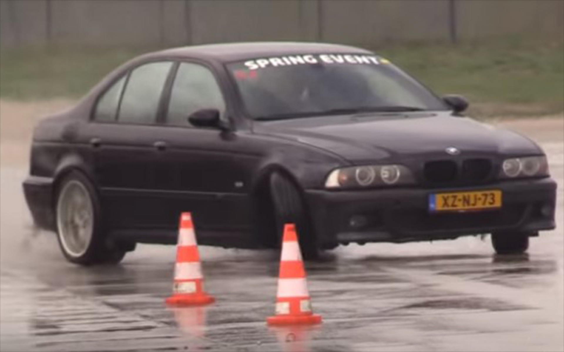 Μία BMW M5 E39 «χορεύει» ξέφρενα ανάμεσα σε κώνους (vid)