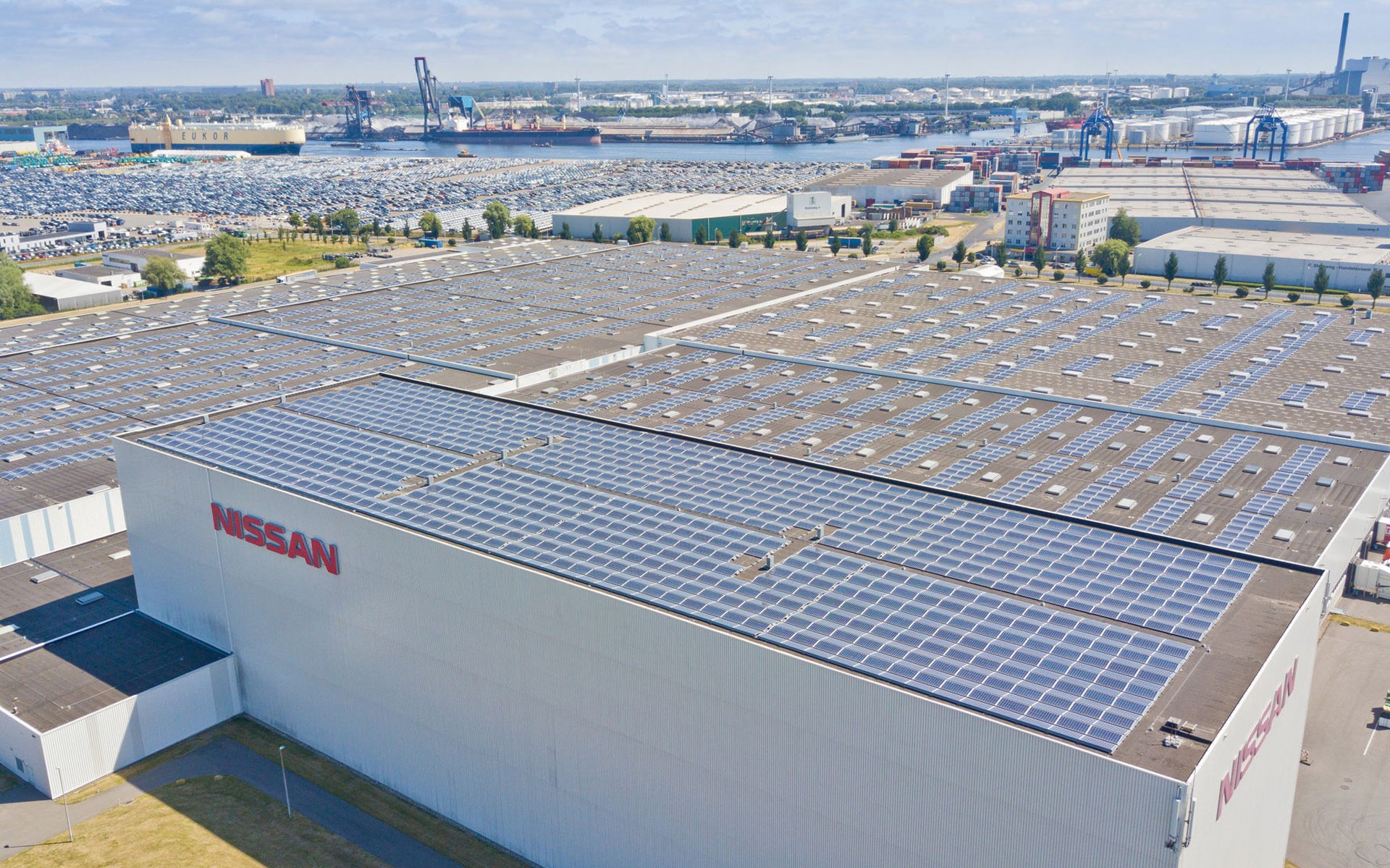 Η Nissan ενεργοποιεί τη μεγαλύτερη οροφή με συλλέκτες ηλιακής ενέργειας στην Ολλανδία (vid)