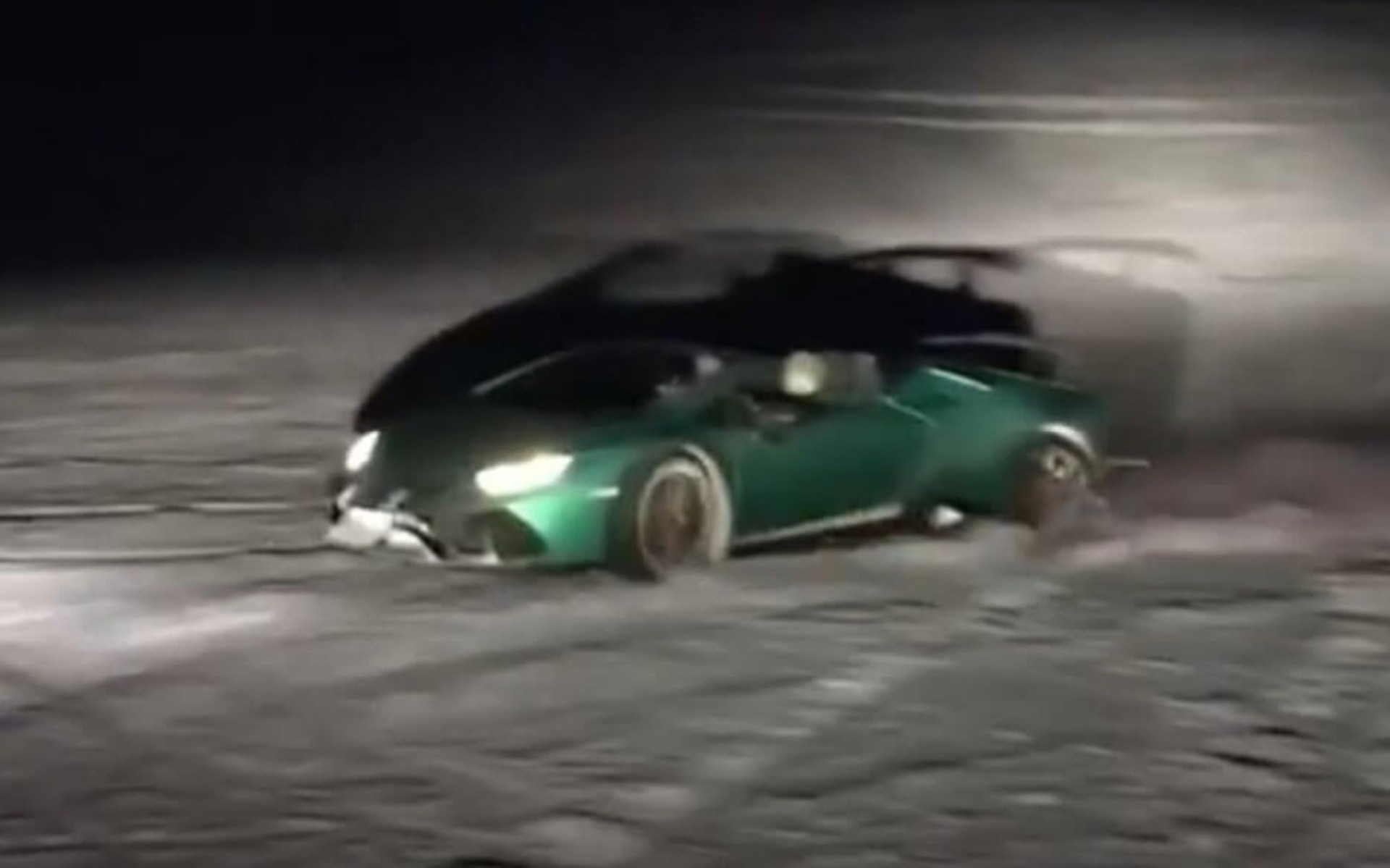 H Lambo Huracan Performante «τρελαίνεται» για… παιχνίδια στο χιόνι (vid)