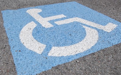 736 παραβάσεις για στάθμευση σε ράμπες και θέσεις ΑμεΑ