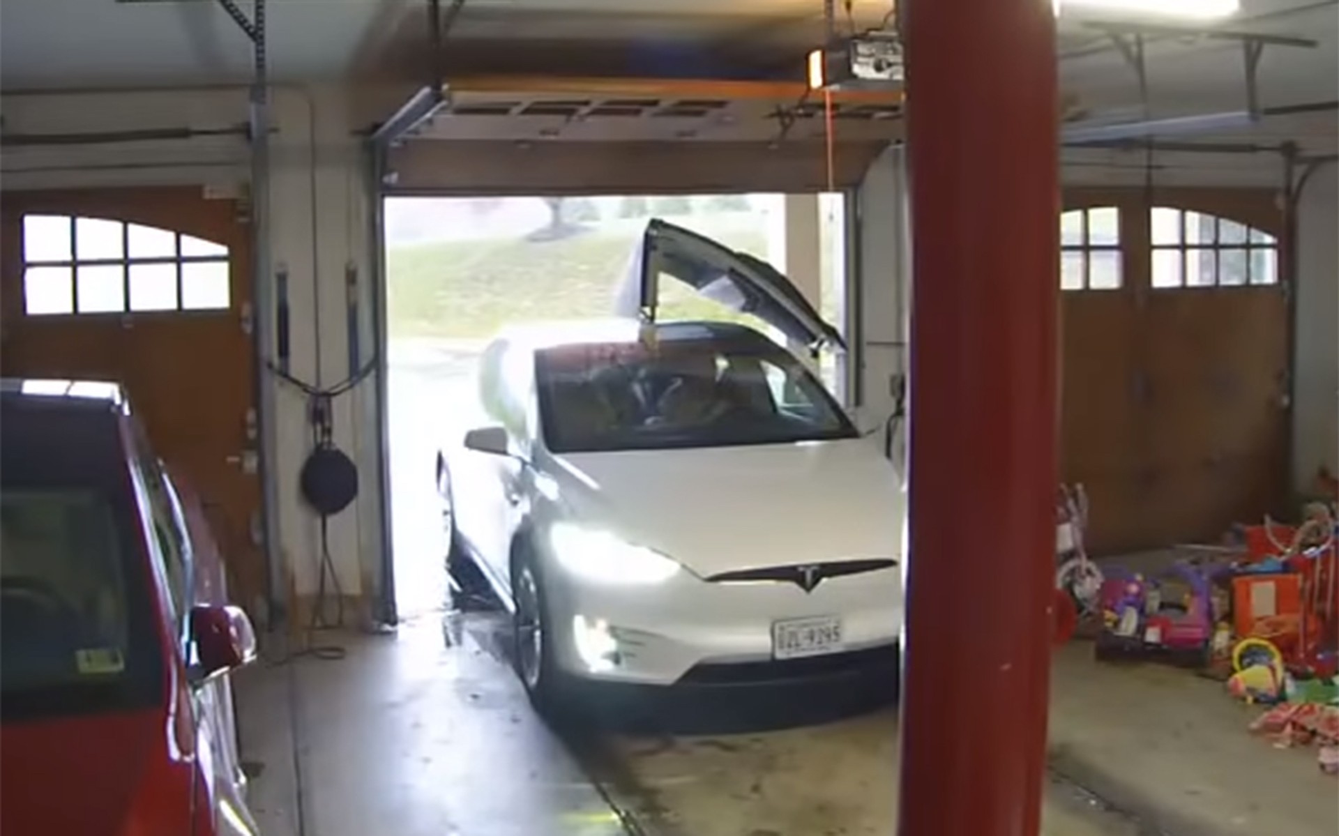 Ένας απρόσεκτος ιδιοκτήτης ενός Tesla Model X (video)