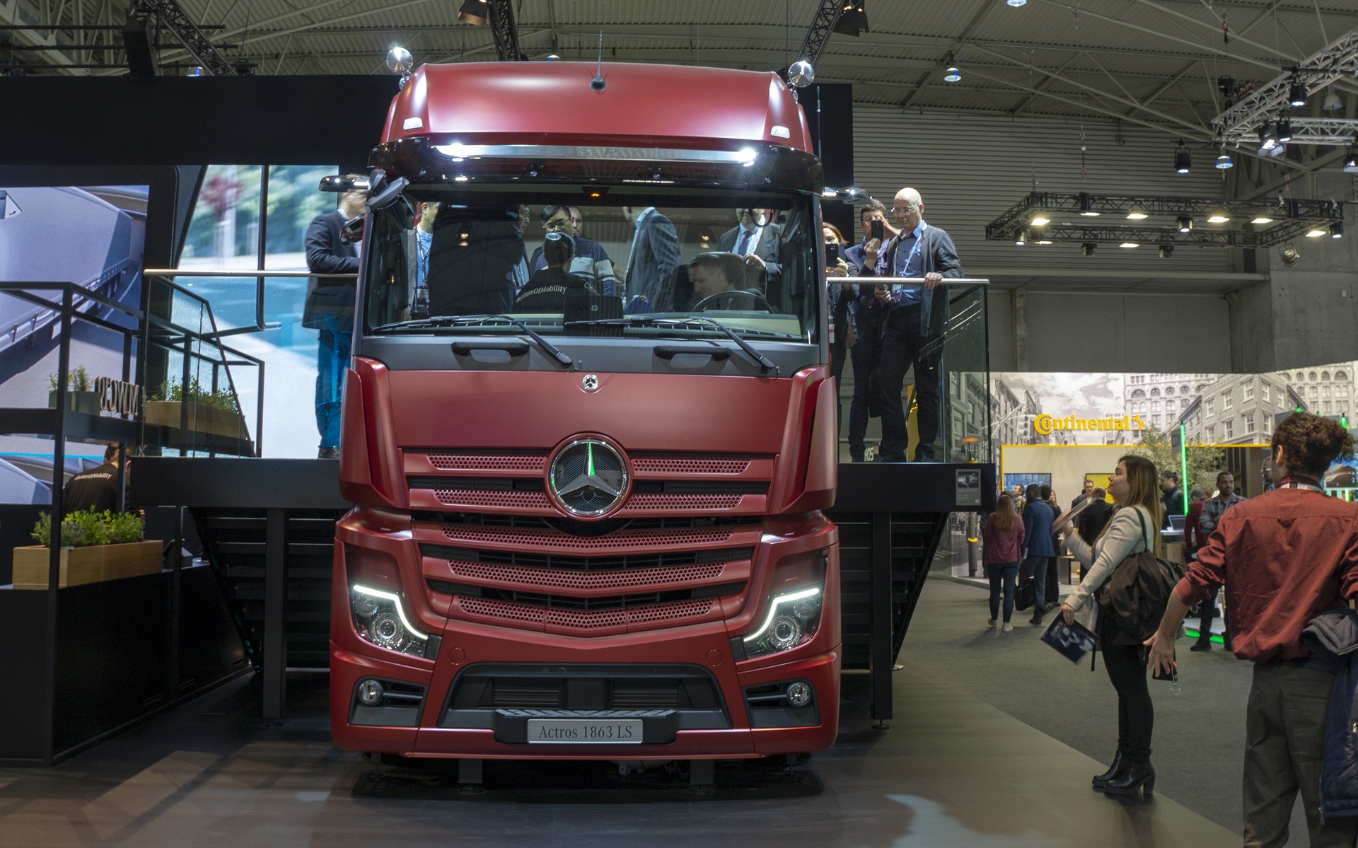 Το πρώτο φορτηγό από την Mercedes-Benz με κάμερες αντί για καθρέπτες! (vid)