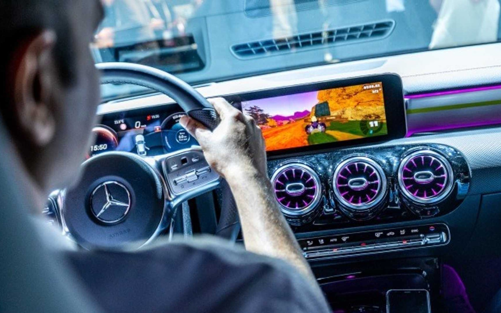 Μπορείς να παίξεις Mario Kart μέσα στη Mercedes-Benz CLA (video)