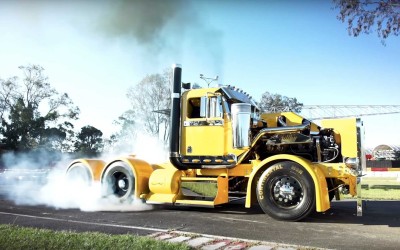 Έχεις δει 900 ίππων φορτηγό να κάνει… burnout; (video)