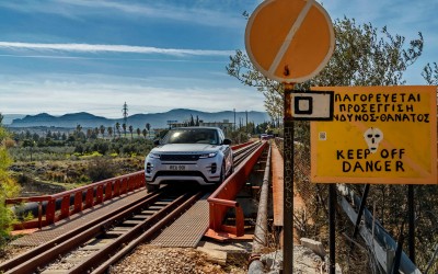 Ισθμός, ράγες τραίνου και νέο Evoque: ένας εντυπωσιακός συνδυασμός!
