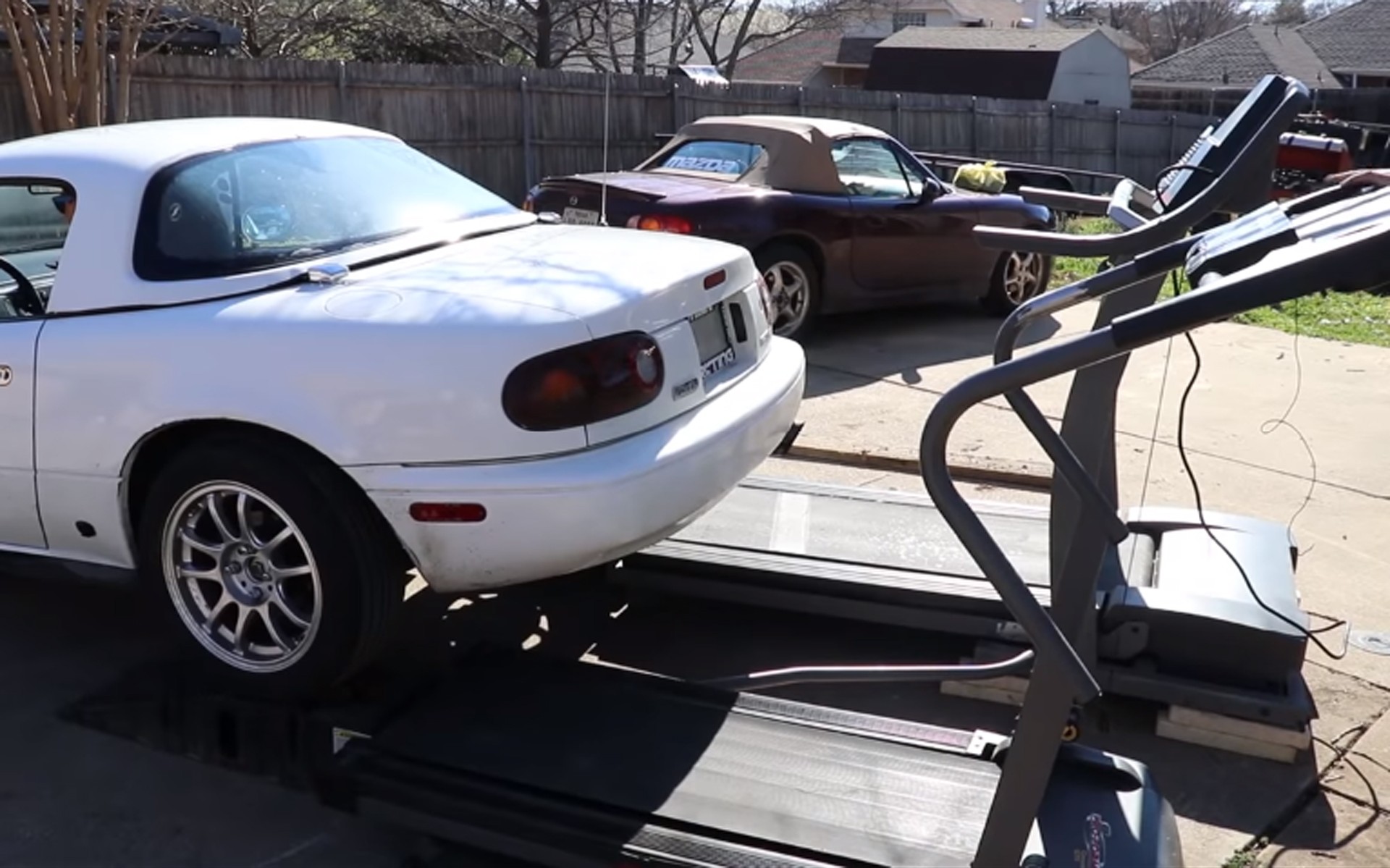 Ένα Mazda MX-5 πάνω σε δύο διαδρόμους γυμναστικής (video)