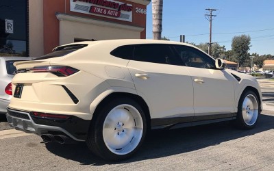 Ο Kanye West ασχημαίνει μια Lamborghini Urus (video)