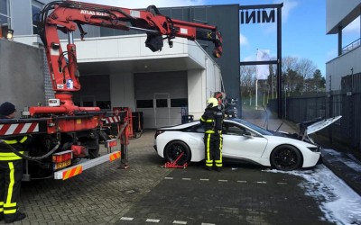 Έριξαν ένα φλεγόμενο BMW i8 σε κοντέινερ με νερό